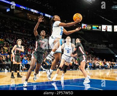 LasVegas, NV, USA. 05. März 2023. A. UCLA-Garde Charisma Osborne (20) fährt während des NCAA Women's Basketball Pac -12 Tournament Championship Spiels zwischen UCLA Bruins und den Washington State Cougars auf den Korb. Washington State schlägt UCLA 65-61at Mandalay Bay Michelob Arena Las Vegas, NV. Thurman James /CSM/Alamy Live News Stockfoto