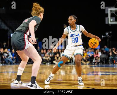 LasVegas, NV, USA. 05. März 2023. A. UCLA-Garde Charisma Osborne (20) bestimmt das Spiel während des NCAA Women's Basketball Pac -12 Tournament Championship Spiels zwischen UCLA Bruins und den Washington State Cougars. Washington State schlägt UCLA 65-61at Mandalay Bay Michelob Arena Las Vegas, NV. Thurman James /CSM/Alamy Live News Stockfoto