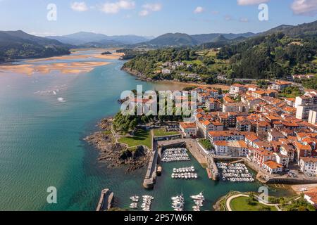 Bermeo, Flussmündung des Oka, Biosphärenreservat Urdaibai, Baskenland, Spanien Stockfoto