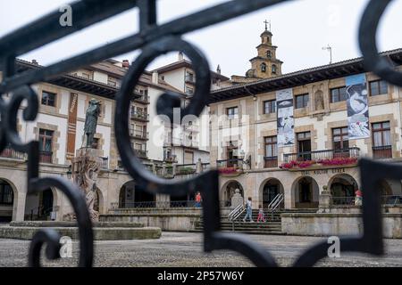 Don Tello Statue und Kulturhaus In Plaza der Jurisdiktionen, Gernika-Lumo, Baskisches Land, Spanien Stockfoto