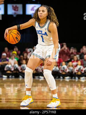 LasVegas, NV, USA. 05. März 2023. A. UCLA-Wachmann Kiki Rice (1) bestimmt das Spiel während des NCAA Women's Basketball Pac -12 Tournament Championship Spiels zwischen UCLA Bruins und den Washington State Cougars. Washington State schlägt UCLA 65-61at Mandalay Bay Michelob Arena Las Vegas, NV. Thurman James /CSM/Alamy Live News Stockfoto