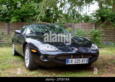 Lamorlaye, Frankreich – Juli 05 2020: Der Jaguar XKR ist ein großer Tourer, der vom britischen Automobilhersteller Jaguar Cars hergestellt und vermarktet wird. Stockfoto