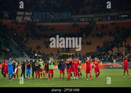 Mailand, Italien. 05. März 2023. Italien, Mailand, märz 5 2023: Die Spieler und Mitarbeiter von Lecce begrüßen die Fans auf den Tribünen am Ende des Fußballspiels FC INTER vs LECCE, Serie A 2022-2023 day25 im Stadion San Siro (Foto: Fabrizio Andrea Bertani/Pacific Press). Kredit: Pacific Press Media Production Corp./Alamy Live News Stockfoto