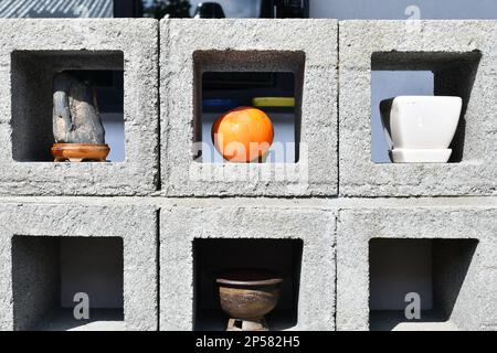 Verschiedene Objekte in Zementsteinen im Außenbereich Stockfoto