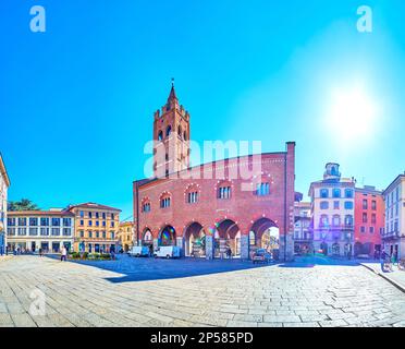 MONZA, ITALIEN - 11. APRIL 2022: Panorama der mittelalterlichen Stadt Monza mit historischem Rathaus, Palazzo dell'Arengario genannt, am 11. April in Monza, Italien Stockfoto