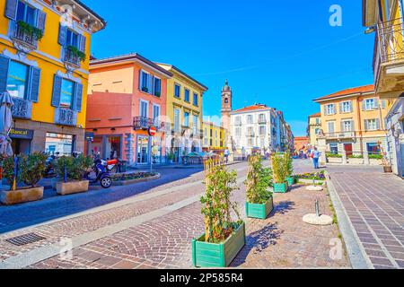 MONZA, ITALIEN - 11. APRIL 2022: Mittelalterliche Stadt Monza mit bunten Stadthäusern, am 11. April in Monza, Italien Stockfoto