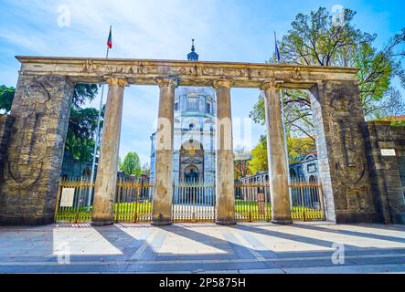 Siegestempel mit seinen Kolonnaden auf der Piazza Sant'Ambrogio, Mailand, Italien Stockfoto