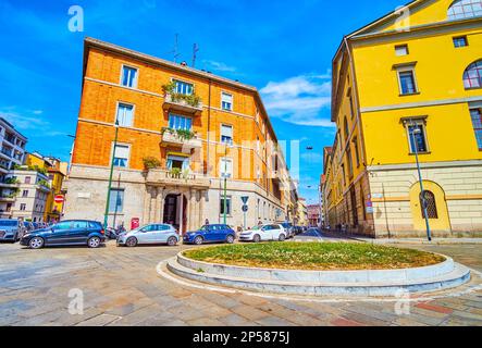 MAILAND, ITALIEN - 11. APRIL 2022: Piazza Sant'Ambrogio mit historischen Gebäuden, am 11. April in Mailand, Italien Stockfoto