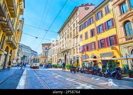 MAILAND, ITALIEN - 11. APRIL 2022: Atemberaubende historische Gebäude entlang der Corso Magenta Straße, am 11. April in Mailand, Italien Stockfoto