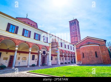 Alte Kirche. Und Oratorio di San Sigismondo im Innenhof der Basilika di Sant'Ambrogio, Mailand, Italien Stockfoto