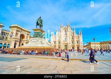 MAILAND, ITALIEN - 11. APRIL 2022: Piazza del Duomo mit seinen wichtigsten Sehenswürdigkeiten, wie Dom, Galleria und Statue von Vittorio Emanuele II, am 1. April Stockfoto