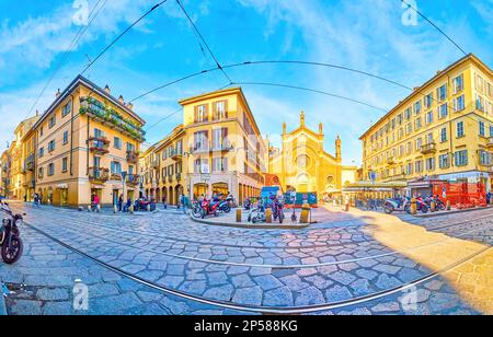 MAILAND, ITALIEN - 11. APRIL 2022: Panoramablick auf die Piazza del Carmine, den Höhepunkt des Stadtviertels Brera mit Karminkirche, am 11. April in Mailand, Italien Stockfoto