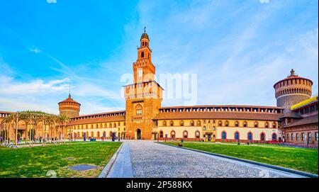 Panoramablick auf die Piazza d'Armi (Innenhof des Arms) oder den Innenhof des Corte Maggiore im Schloss Sforza, Mailand, Italien Stockfoto