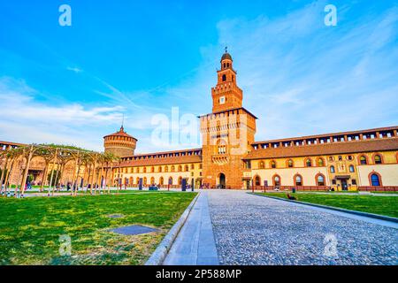 Die Piazza d'Armi (Innenhof des Arms) ist der wichtigste und größte Hof von Castello Sforza, Mailand, Italien Stockfoto