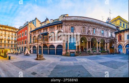 MAILAND, ITALIEN - 11. APRIL 2022: Panorama der Piazza Mercanti (Handelsplatz) mit historischen Palästen und mittelalterlichem Brunnen in der Mitte, am 11. April in M Stockfoto