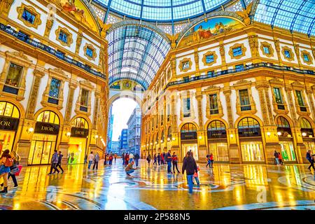 MAILAND, ITALIEN - 11. APRIL 2022: Galleria Vittorio Emanuele II in Mailand ist eine der berühmtesten Einkaufsgalerien, am 11. April in Mailand, Italien Stockfoto