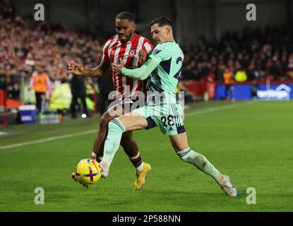 London, England, 6. März 2023. Ivan Toney aus Brentford und Saša Lukić aus Fulham fordern den Ball während des Premier League-Spiels im GTECH Community Stadium, London. Das Bild sollte lauten: Paul Terry/Sportimage Stockfoto