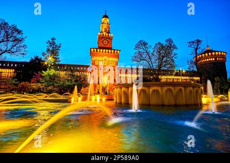 Großartiger abendlicher Blick auf das beleuchtete Schloss Sforza und den Brunnen davor, Mailand, Italien Stockfoto