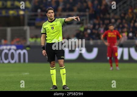 Mailand, Italien. 5. März 2023. Italien, Mailand, märz 5 2023: Gianluca Manganiello (Schiedsrichter) gibt während des Fußballspiels FC INTER vs LECCE, Serie A 2022-2023 day25 im Stadion San Siro Ratschläge für Spieler in der zweiten Hälfte (Kreditbild: © Fabrizio Andrea Bertani/Pacific Press via ZUMA Press Wire) NUR REDAKTIONELLE VERWENDUNG! Nicht für den kommerziellen GEBRAUCH! Stockfoto