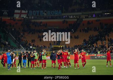 Mailand, Italien. 5. März 2023. Italien, Mailand, märz 5 2023: Spieler und Mitarbeiter von Lecce begrüßen die Fans auf den Tribünen am Ende des Fußballspiels FC INTER gegen LECCE, Serie A 2022-2023 day25 im Stadion San Siro (Kreditbild: © Fabrizio Andrea Bertani/Pacific Press via ZUMA Press Wire) NUR REDAKTIONELLE VERWENDUNG! Nicht für den kommerziellen GEBRAUCH! Stockfoto