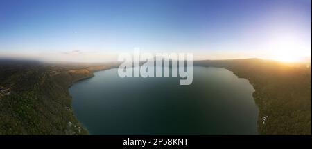 Panorama der Vulkanlandschaft in Nicaragua aus der Vogelperspektive bei Sonnenuntergang Stockfoto