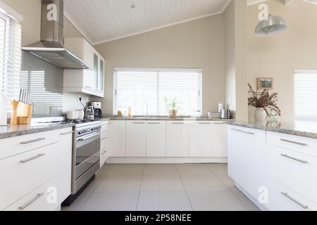 Allgemeiner Blick auf moderne Küche mit Arbeitsfläche und Küchenausstattung Stockfoto