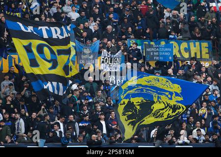 Mailand, Italien. 5. März 2023. Italien, Mailand, märz 5 2023: Fans des FC Inter schwenken die Flaggen und zeigen während des Fußballspiels FC INTER gegen LECCE, Serie A 2022-2023 day25 im Stadion San Siro (Kreditbild: © Fabrizio Andrea Bertani/Pacific Press via ZUMA Press Wire) nur REDAKTIONELLE VERWENDUNG! Nicht für den kommerziellen GEBRAUCH! Stockfoto