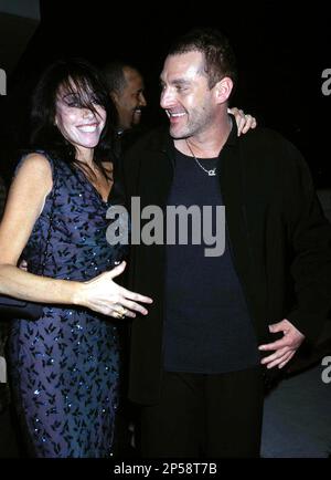 18. Dezember 2001, Los Angeles, Kalifornien, USA: HEIDI FLEISS und Schauspieler TOM SIZEMORE besuchen die Premiere von Black Hawk Down an der Academy of Motion Pictures in Beverly Hills. (Kreditbild: © Ed Geller/Globe Photos/ZUMA Wire) NUR REDAKTIONELLE VERWENDUNG! Nicht für den kommerziellen GEBRAUCH! Stockfoto