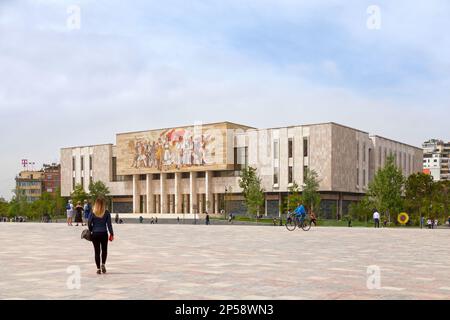 Tirana, Albanien - 24 2019. April: Nationalmuseum für Geschichte am Skanderbeg Square. Stockfoto