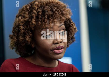 Washington, Usa. 06. März 2023. Pressesprecherin Karine Jean-Pierre spricht bei einer Pressekonferenz im Pressesaal des Weißen Hauses. Kredit: SOPA Images Limited/Alamy Live News Stockfoto