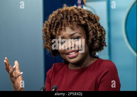 Washington, Usa. 06. März 2023. Pressesprecherin Karine Jean-Pierre spricht bei einer Pressekonferenz im Pressesaal des Weißen Hauses. Kredit: SOPA Images Limited/Alamy Live News Stockfoto