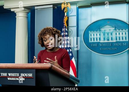 Washington, Usa. 06. März 2023. Pressesprecherin Karine Jean-Pierre spricht bei einer Pressekonferenz im Pressesaal des Weißen Hauses. Kredit: SOPA Images Limited/Alamy Live News Stockfoto