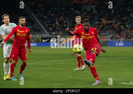 Mailand, Italien. 5. März 2023. Italien, Mailand, märz 5 2023: Samuel Umtiti (Lecce-Verteidiger) Defensive Action in der ersten Halbzeit während des Fußballspiels FC INTER gegen LECCE, Serie A 2022-2023 day25 im Stadion San Siro (Kreditbild: © Fabrizio Andrea Bertani/Pacific Press via ZUMA Press Wire) REDAKTIONELLER GEBRAUCH! Nicht für den kommerziellen GEBRAUCH! Stockfoto