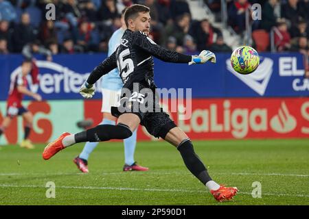 Pamplona, Spanien. 6. März 2023. Sport. Fußball. Aitor Fernandez (25. CA Osasuna) beim Fußballspiel La Liga Santander zwischen CA Osasuna und RC Celta spielte am 6. März 2023 im El Sadar Stadion in Pamplona (Spanien). Kredit: Iñigo Alzugaray/Alamy Live News Stockfoto