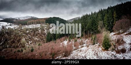 Blick über die Überreste des Daffodil Cottage und das alte Dorf Eskart in Glen Coiltie nach einer Überraschung im Februar Schneefall. Stockfoto