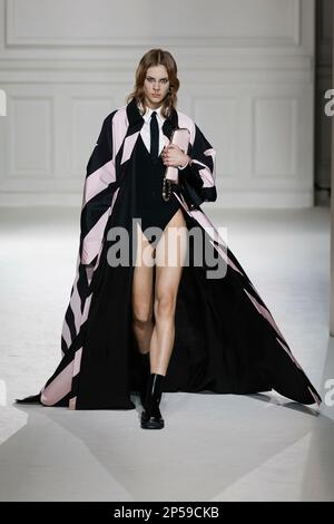 Paris, Frankreich. 05. März 2023. VALENTINO Herbst-Winter 2023-2024 Runway während der Paris Fashion Week am 2023. März - Paris; Frankreich 05/03/2023 Gutschrift: dpa/Alamy Live News Stockfoto