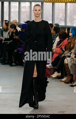 Paris, Frankreich. 06. März 2023. SACAI Herbst-Winter 2023-2024 Runway während der Paris Fashion Week am 2023. März - Paris; Frankreich 06/03/2023 Gutschein: dpa/Alamy Live News Stockfoto