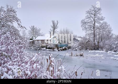 Fresh Snow auf Finn Slough Richmond BC. Schnee in der historischen Fischersiedlung Finn Slough am Ufer des Fraser River bei Steveston. Stockfoto