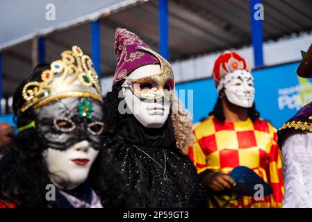 Salvador, Bahia, Brasilien - 11. Februar 2023: Während der vor dem Karneval stattfindenden Fuzue-Parade in der Stadt Salvador, Bahia, werden maskierte Menschen gesehen. Stockfoto