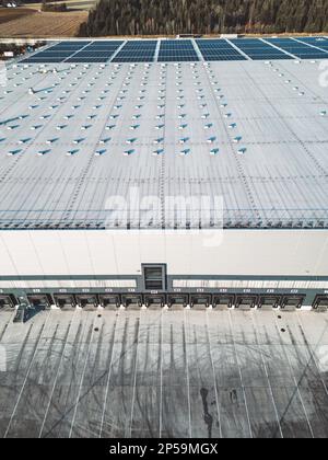 Vertikales Foto, Luftaufnahme der leeren Laderampen im Vertriebszentrum Stockfoto