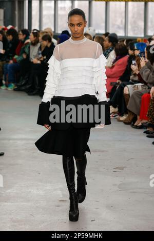 Paris, Frankreich. 06. März 2023. SACAI Herbst-Winter 2023-2024 Runway während der Paris Fashion Week am 2023. März - Paris; Frankreich 06/03/2023 Gutschein: dpa/Alamy Live News Stockfoto