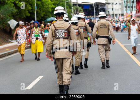 Salvador, Bahia, Brasilien - 11. Februar 2023: Militärpolizeipatrouille macht die Runde während der Fuzue-Parade auf dem Karneval in Salvador, Bahia. Stockfoto