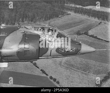 Nahaufnahme des Cockpits und Pilot einer Harrier GR1 aus der Nr. 4 qn, RAF Wildenrath, auf niedrigem Niveau über Westdeutschland, Anfang 1972 Stockfoto