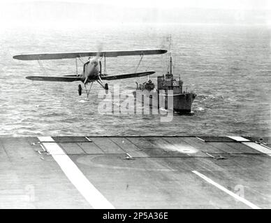 Hawker Osprey Biplane landet am 22. Februar 1939 auf dem Flugzeugträger HMS Courageous. Stockfoto