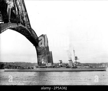 Royal Navy Cruiser HMS Frobisher fährt unter Forth Bridge, 25. Mai 1937. Sie wird in Rosyth Dockyard wieder bewaffnet und wieder einsatzbereit gemacht. Stockfoto