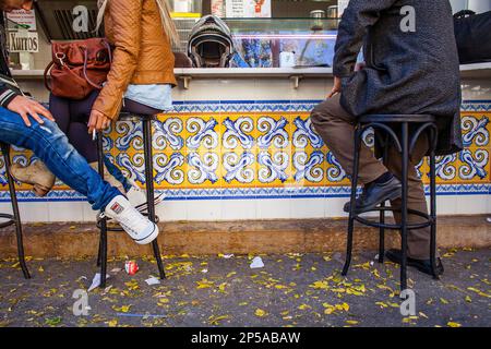 Detail der Bar, äußere des Mercado Central, Kunden und kunstvoll gefliesten. Valencia, Spanien Stockfoto