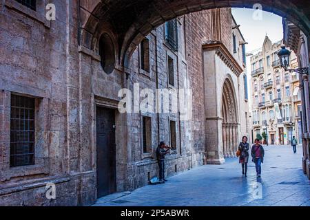 Torbogen in der Calle De La Barchilla und Fassade der Kathedrale, Rückseite der Kathedrale, Valencia, Spanien. Stockfoto