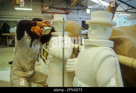 Frau macht eine Falla in Werkstatt von Manolo Martin, Ciudad del Artista Fallero (Fallero Stadt Künstler), Valencia, Spanien Stockfoto