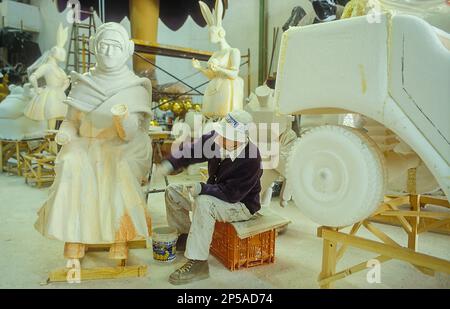 Frau macht eine Falla in Werkstatt von Manolo Martin, Ciudad del Artista Fallero (Fallero Stadt Künstler), Valencia, Spanien Stockfoto