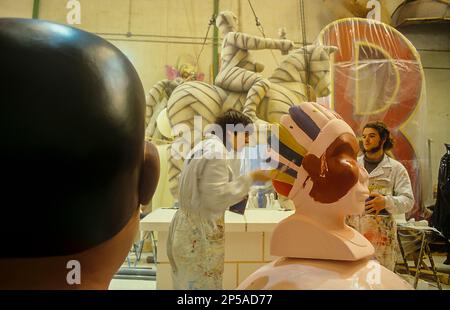 Arbeiter, die ein Falla in Werkstatt von Manolo Martin, Ciudad del Artista Fallero (Fallero Stadt Künstler), Valencia, Spanien Stockfoto